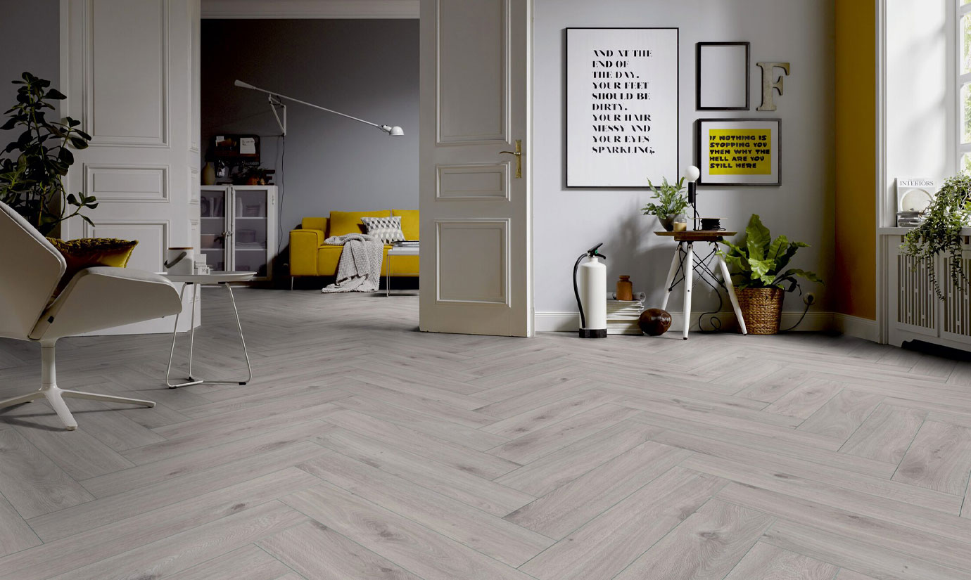 TER HÜRNE Laminat Eiche Igloo 4-seitige V-Fuge Y07 | Herringbone Edition-4012853162299 guenstig bei bodenverkauf.de kaufen TER HÜRNE Laminat Eiche Igloo 4-seitige V-Fuge Y07 | Herringbone Edition-4012853162299