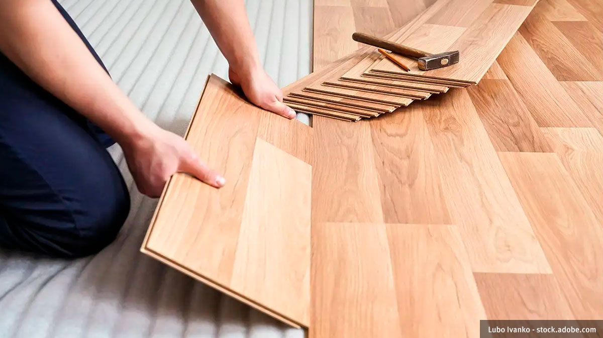 Was sind typische Anforderungen bei der Laminatverlegung an den Untergrund?