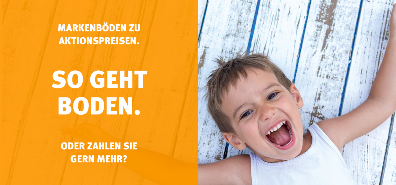 Ein Kind liegt auf einem Holzboden und freut sich über die Aktionspreise bei bodenverkauf
