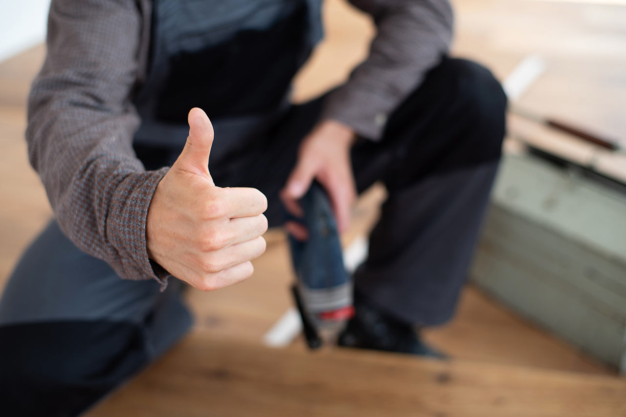 HAndwerker verlegt einen Laminatboden