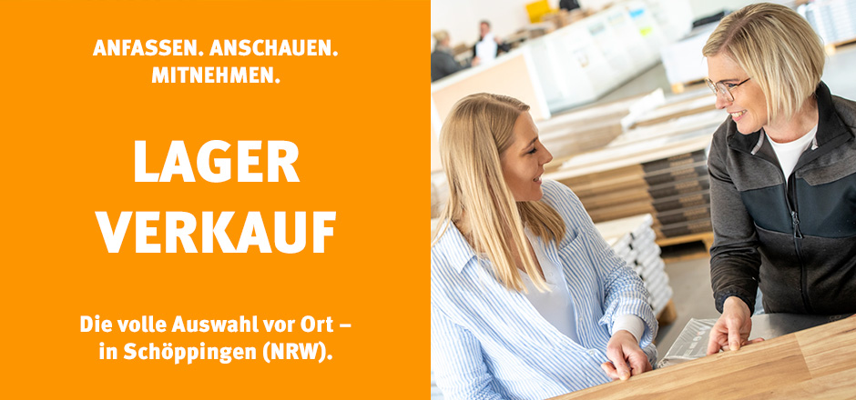 Eine Frau wird beim Kauf von Parkett im Bodenverkauf-Lagerverkauf von einer Mitarbeiterin beraten
