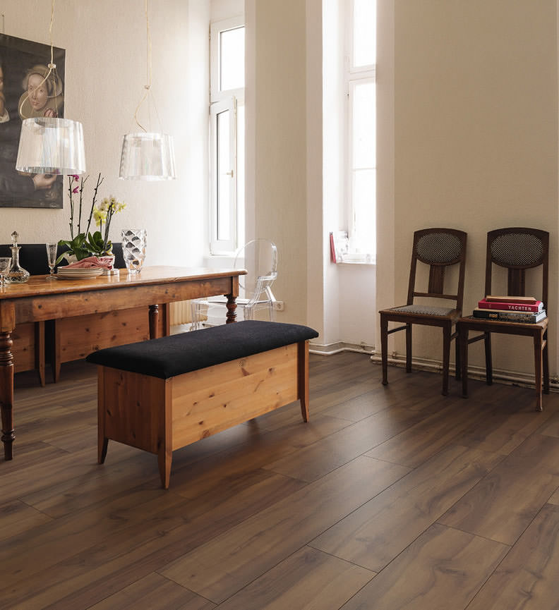 HARO Laminat Nussbaum Romano Landhausdiele 4V | Tritty 100 Campus | 17 m²-4018427399689 guenstig bei bodenverkauf.de kaufen HARO Laminat Nussbaum Romano Landhausdiele 4V | Tritty 100 Campus | 17 m²-4018427399689