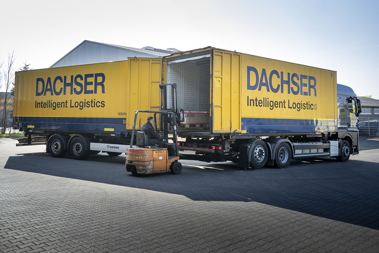 Speditionsversand -Böden werden in den Dachser-LKW geladen Böden werden in den Dachser-LKW geladen