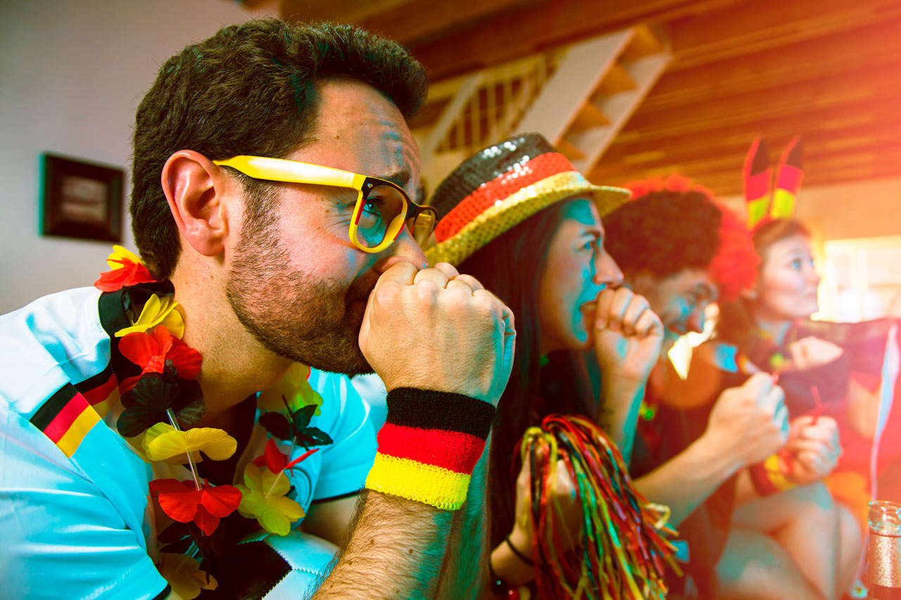 Deutsche Fußballfans feuern ihre Mannschaft an