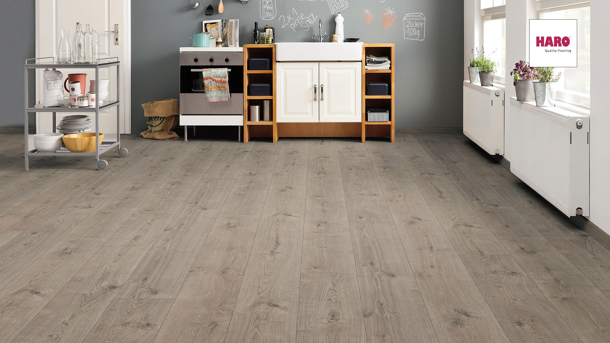 HARO Laminat Eiche Portland grau authentic Landhausdiele 4V | Tritty 100 Gran Via | 2.Wahl | 39 m²-4018427376598 guenstig bei bodenverkauf.de kaufen HARO Laminat Eiche Portland grau authentic Landhausdiele 4V | Tritty 100 Gran Via | 2.Wahl | 39 m²-4018427376598