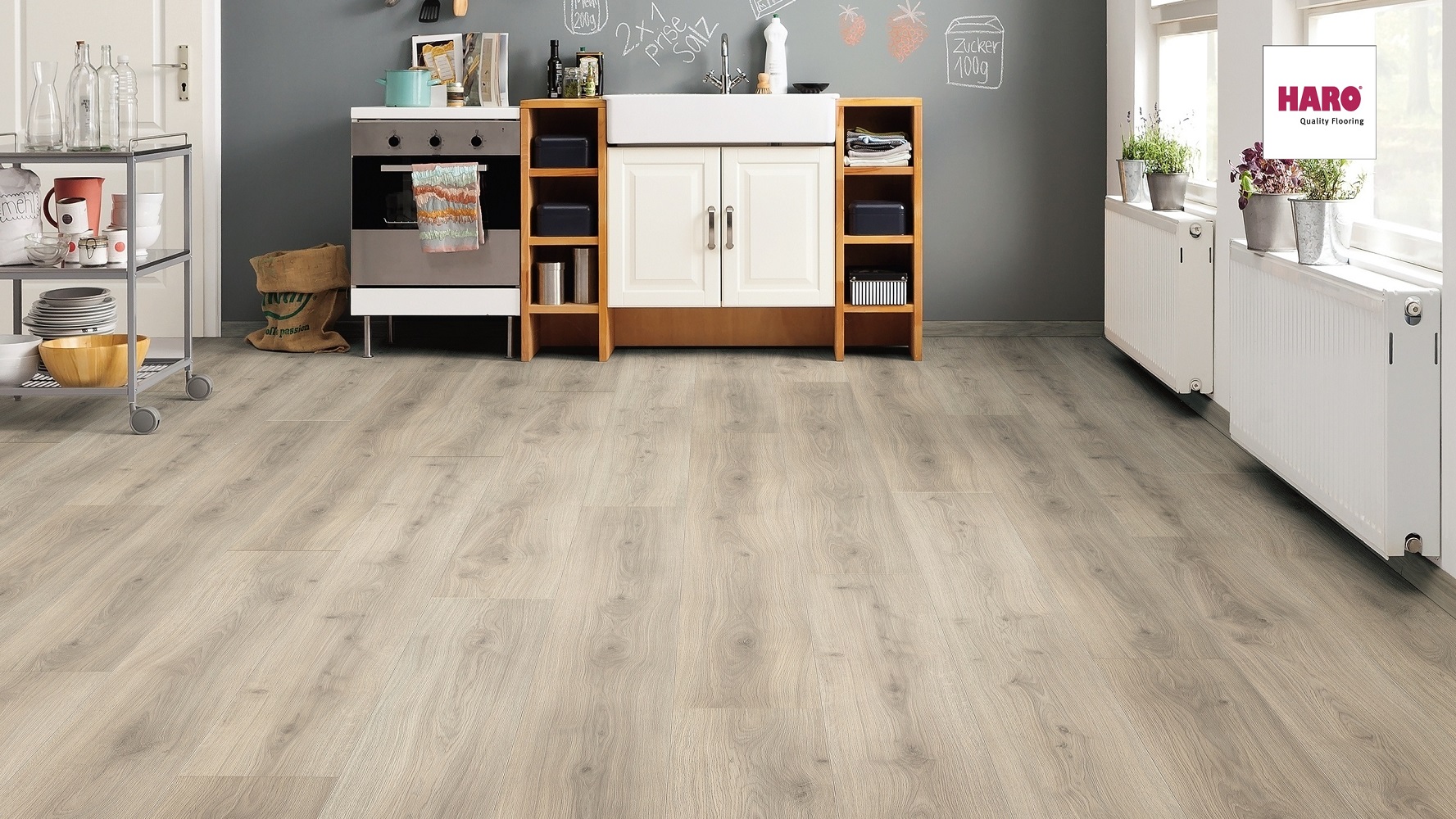HARO Laminat Eiche Emilia samtgrau Landhausdiele 4V | Tritty 100 Gran Via Sonderedition | 11 m²-4018427445836 guenstig bei bodenverkauf.de kaufen HARO Laminat Eiche Emilia samtgrau Landhausdiele 4V | Tritty 100 Gran Via Sonderedition | 11 m²-4018427445836