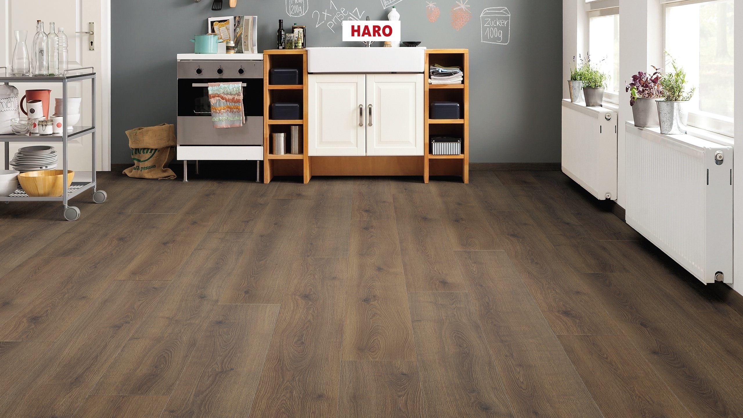 HARO Laminat Eiche Contura geräuchert Landhausdiele 4V | Tritty 100 Gran Via | 2.Wahl | 10,5 m²-4018427448264 guenstig bei bodenverkauf.de kaufen HARO Laminat Eiche Contura geräuchert Landhausdiele 4V | Tritty 100 Gran Via | 2.Wahl | 10,5 m²-4018427448264