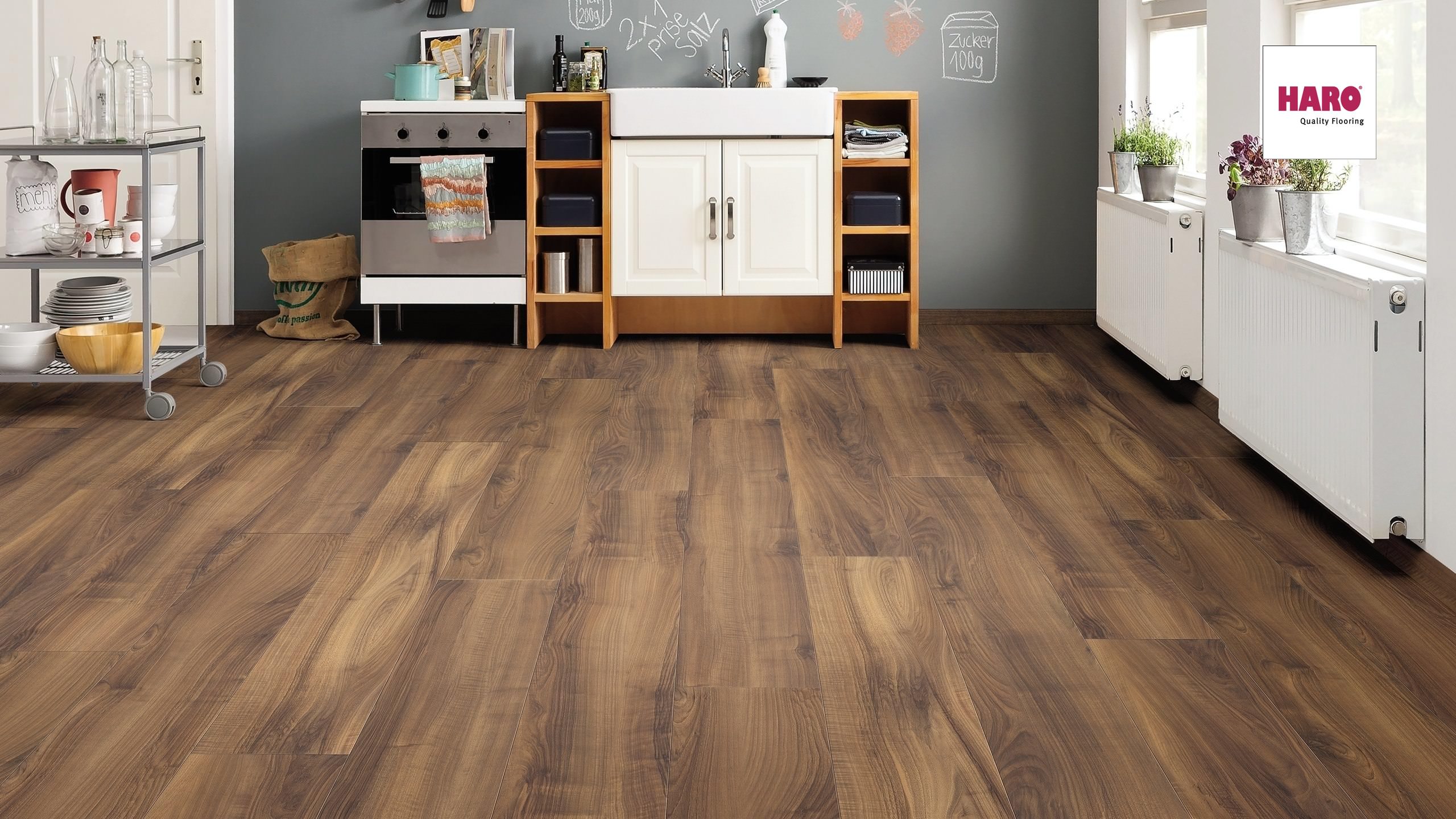 HARO Laminat Italienischer Nussbaum Pore matt Landhausdiele 4V | Tritty 100 Gran Via | 2.Wahl | 7 m²-4018427325817 guenstig bei bodenverkauf.de kaufen HARO Laminat Italienischer Nussbaum Pore matt Landhausdiele 4V | Tritty 100 Gran Via | 2.Wahl | 7 m²-4018427325817