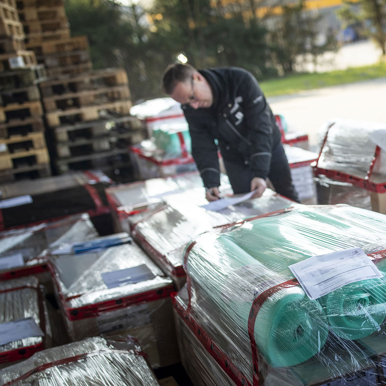 Endkontrolle von Böden vor dem Speditionsversand bei bodenverkauf.de Endkontrolle von Böden vor dem Speditionsversand bei bodenverkauf.de