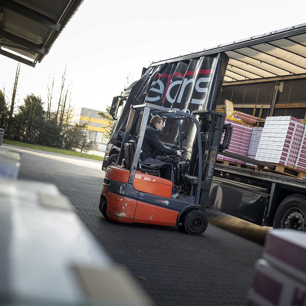 HARO-Böden werden vor dem Speditionsversand in den LKW geladen