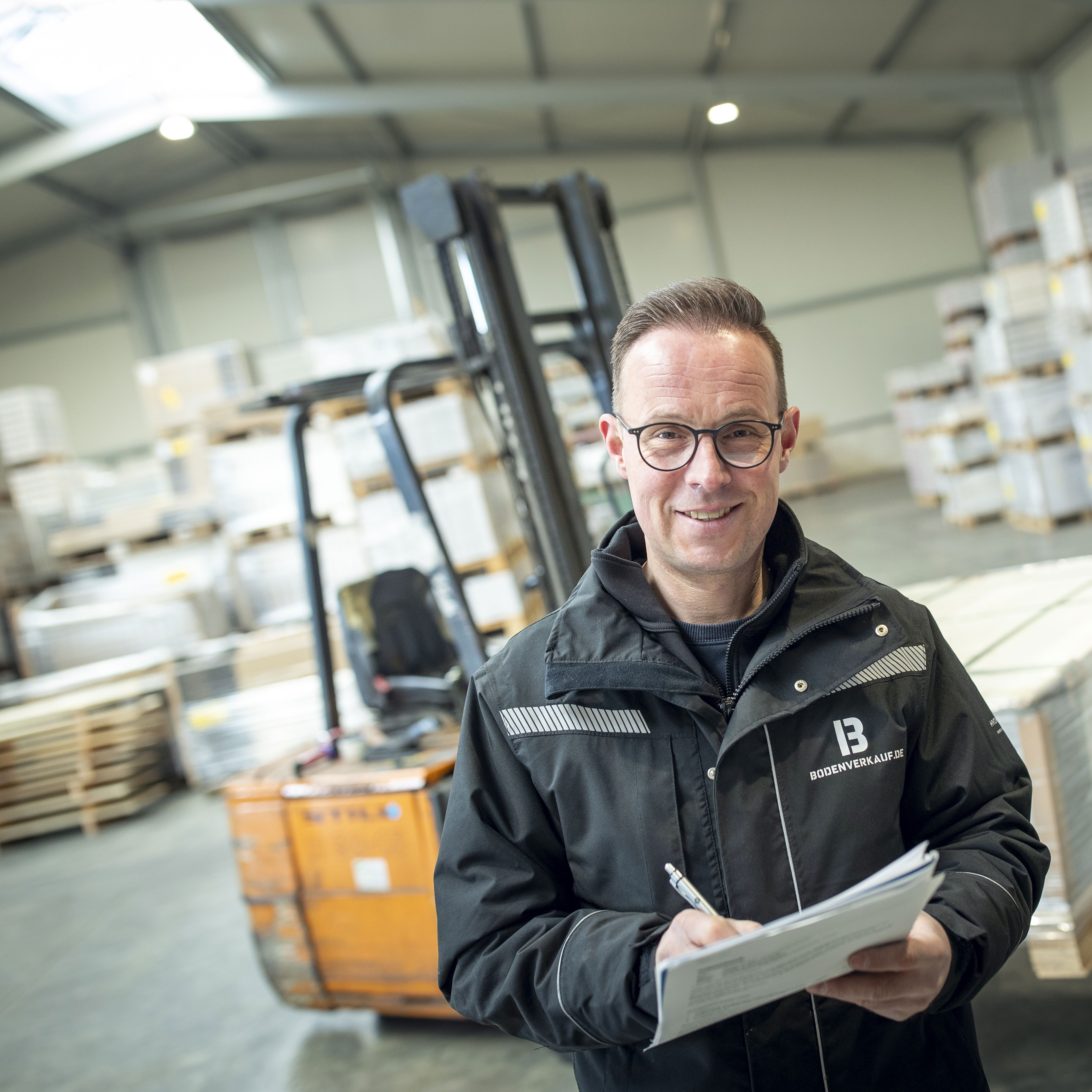 Mitarbeiter bei der Bestandskontrolle der Böden Mitarbeiter bei der Bestandskontrolle der Böden