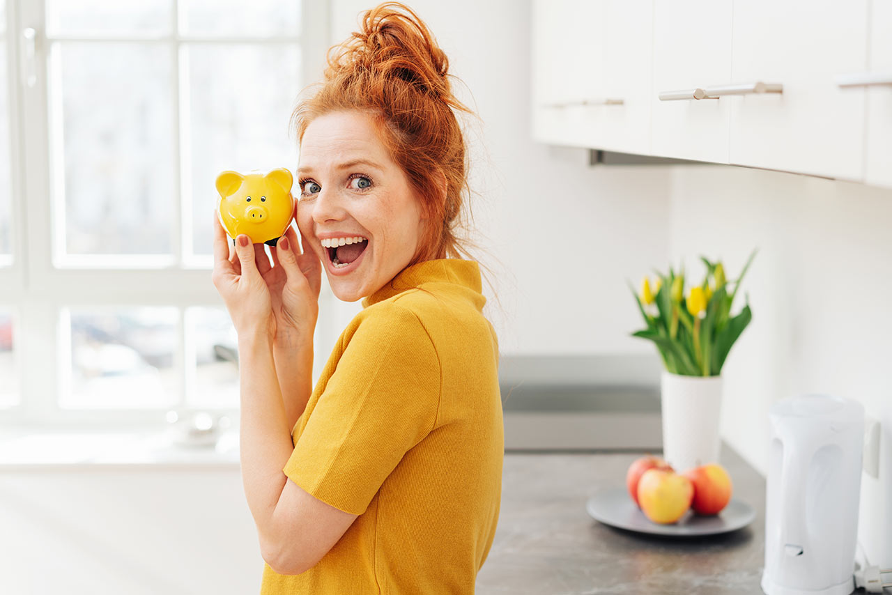 Junge Frau mit Sparschein
