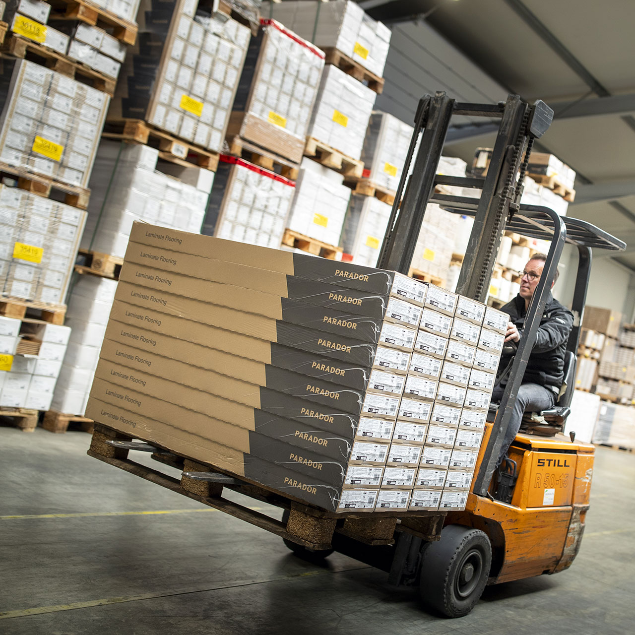 Gabelstapler-Transport von Parador-Böden Gabelstapler-Transport von Parador-Böden