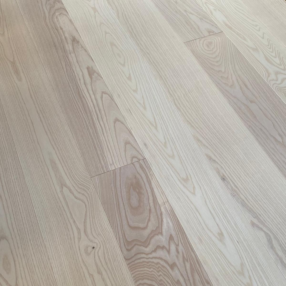 PARADOR Parkett Esche lebhaft Landhausdiele lackversiegelt matt weiß 4-seitige Minifase | Sonderedition