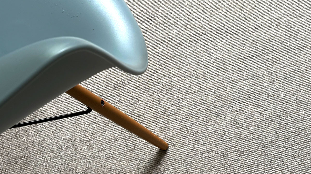 Teppichboden mit einem Designstuhl