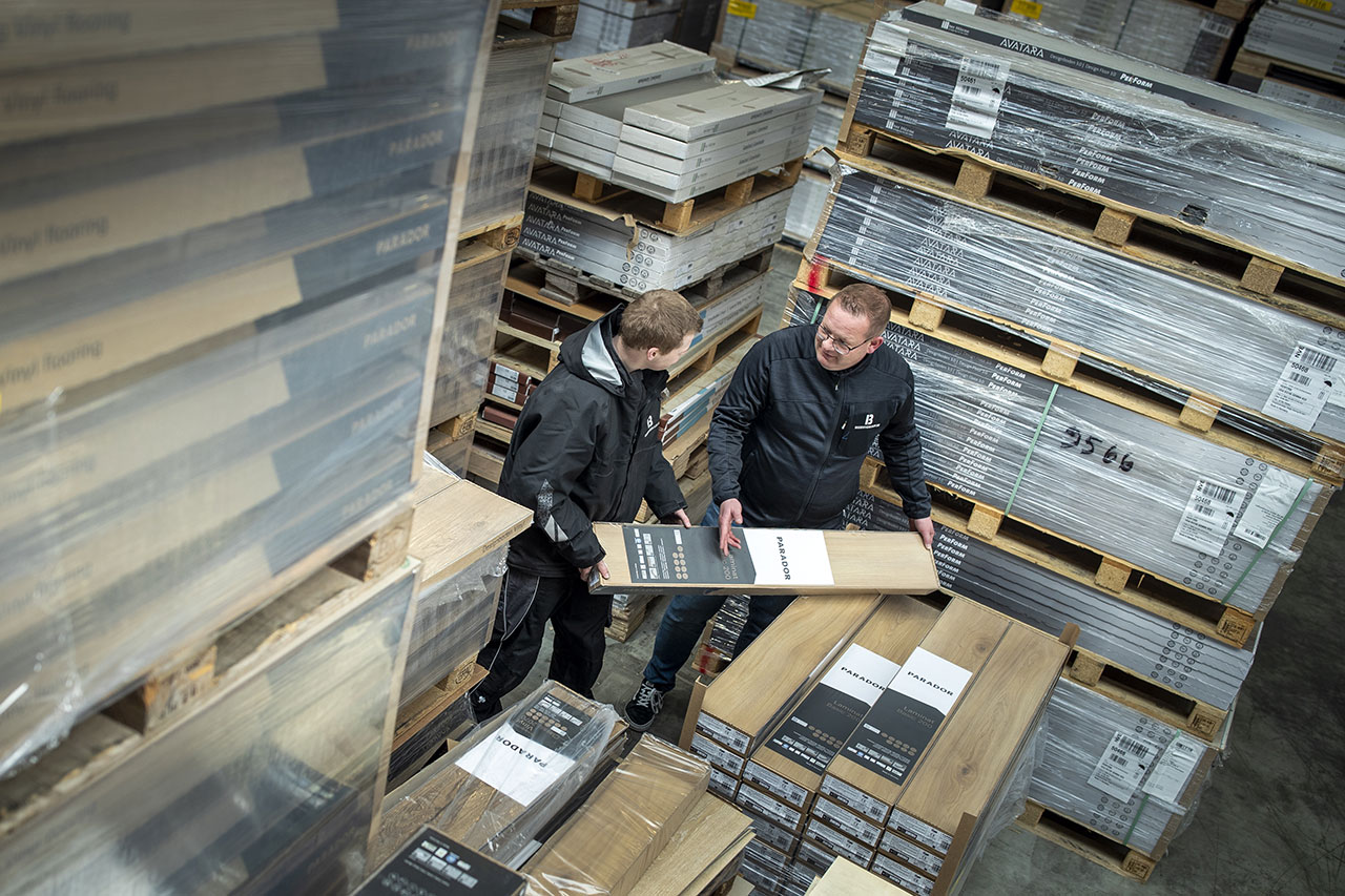 Lagerarbeiter beim Sortieren von Parkettböden Lagerarbeiter beim Sortieren von Parkettböden